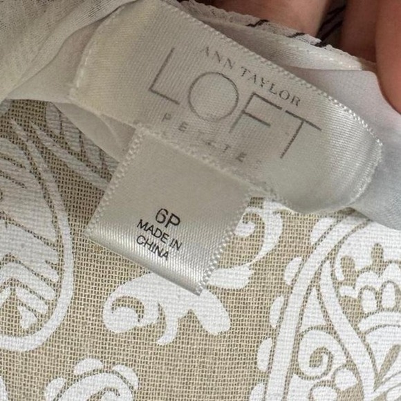 LOFT Petites Black White Floral Wrap Blouse Women's 6P Sleeveless Workwear Top - Picture 6 of 7